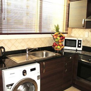 Deluxe One-Bedroom Apartment